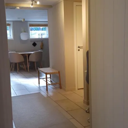 Cozy 5min To & Dnv With Free Parking Apartment *
